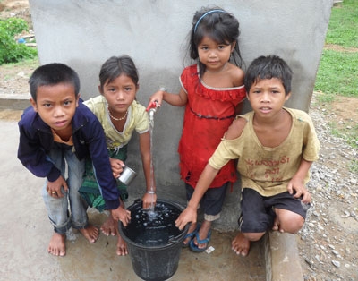 Vilabouly children are demonstrating their clean water
